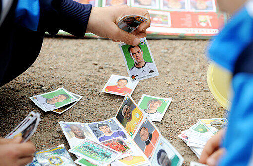 Kinder tauschen Panini-Bilder von 2010. Bei den neuesten Bildchen zur EM 2012 gibt's Ärger.