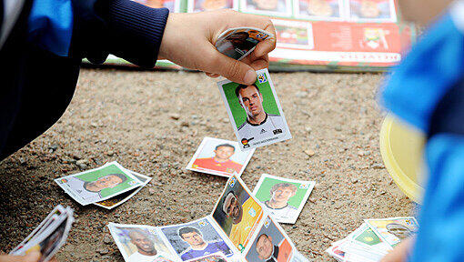 Kinder tauschen Panini-Bilder von 2010. Bei den neuesten Bildchen zur EM 2012 gibt's Ärger. Kinder tauschen Panini-Bilder von 2010. Bei den neuesten Bildchen zur EM 2012 gibt's Ärger.