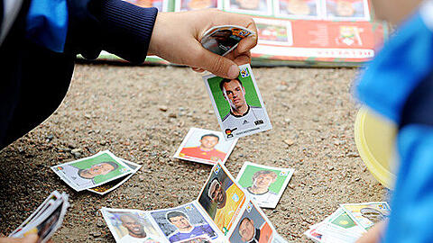 Kinder tauschen Panini-Bilder von 2010. Bei den neuesten Bildchen zur EM 2012 gibt's Ärger.