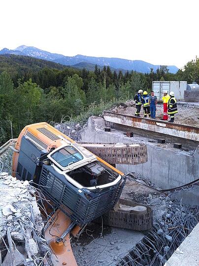 Ein dramatischer Unfall hat sich am Montagabend auf einer Baustelle an der A95 bei Großweil abgespielt - zwei Bagger stürzten von einer Brücke, ein Mann wurde bei dem Unfall schwer verletzt. Sehen Sie hier die Bilder.