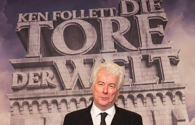Der Schriftsteller Ken Follett vor dem Kino CineStar am Potsdamer Platz in Berlin bei der Premiere des Films "Die Tore der Welt".
