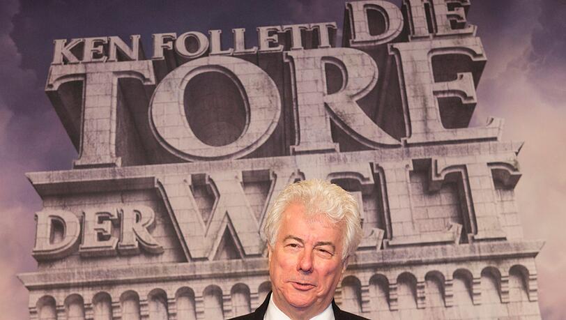 Der Schriftsteller Ken Follett vor dem Kino CineStar am Potsdamer Platz in Berlin bei der Premiere des Films "Die Tore der Welt". Der Schriftsteller Ken Follett vor dem Kino CineStar am Potsdamer Platz in Berlin bei der Premiere des Films "Die Tore der Welt".