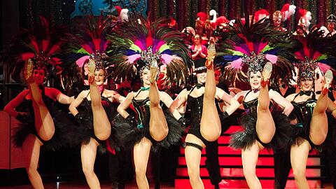 Narhalla Show: Lange Revue-Beine auf der Tanzfläche. Die Narrhalla schickt ihre Girls ins Rampenlicht.