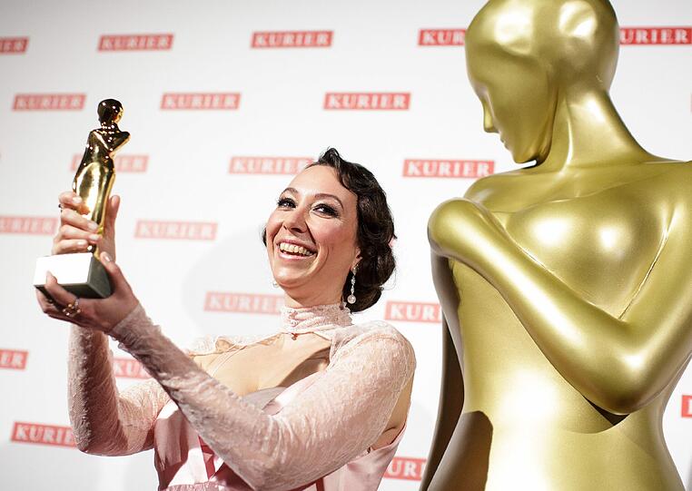 Die österreichische Schauspielerin Ursula Strauss mit ihrem Romy als beste Schauspielerin in der Kategorie Film.