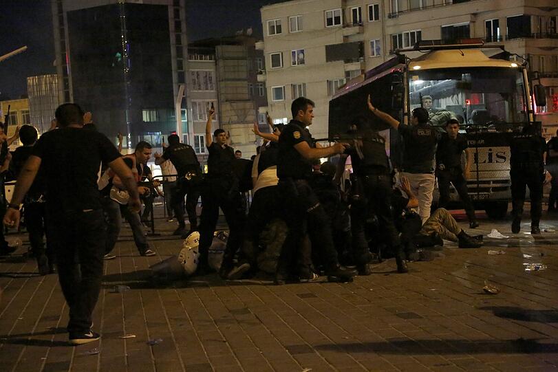 In der Türkei ist in der Nacht auf Samstag ein Militärputsch gescheitert. Die Bilder einer dramatischen Nacht.