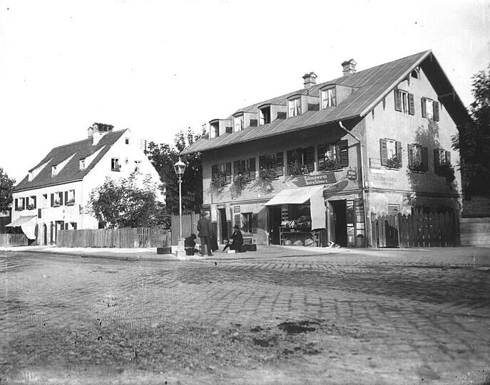Ein Kolonialwarengeschäft in der Ismaninger Straße 102.