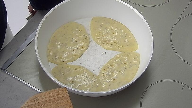 Übrigens: Das ist der Brei, den die Duell-Verlierer essen müssen. Zutaten: 3 Päckchen Babybrei Sorte Korn, 3 Päckchen Babybrei Sorte Hirse-Reis, 1 Handvoll Chia-Samen und Wasser. Guten Appetit!