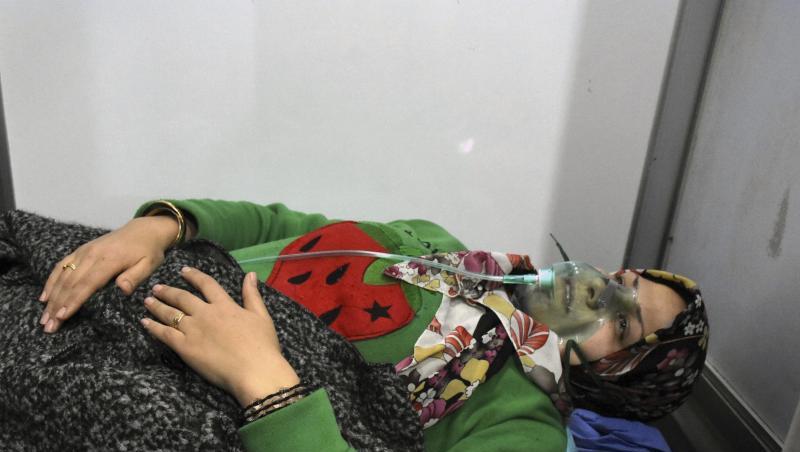 Dieses von der offiziellen syrischen Nachrichtenagentur SANA zur Verfügung gestellte Foto zeigt eine Frau, die in Aleppo Sauerstoff durch ein Beatmungsgerät erhält. Dieses von der offiziellen syrischen Nachrichtenagentur SANA zur Verfügung gestellte Foto zeigt eine Frau, die in Aleppo Sauerstoff durch ein Beatmungsgerät erhält.