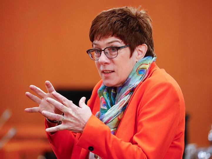 Verteidigungsministerin Kramp-Karrenbauer stellt das KSK auf den Prüfstand.