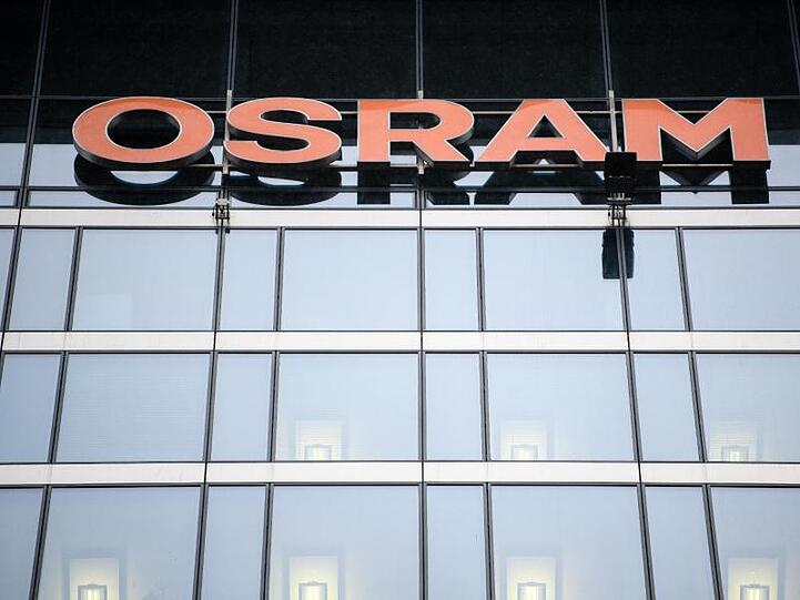 Das Osram-Logo ist an der Glasfassade der Zentrale der Firma Osram zu sehen. Foto: Matthias Balk/Archiv