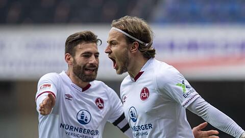 Nürnbergs Felix Lohkemper (r.) jubelt nach seinem Tor zum 0:2 mit Nürnbergs Enrico Valentini.