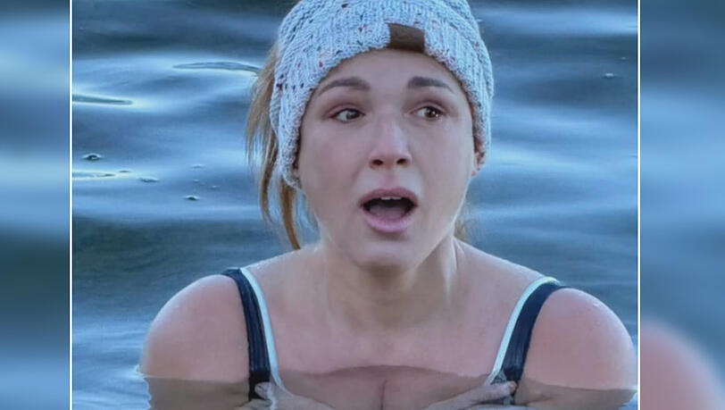 Schreck, lass nach: Simone Ballack wagt Eisbaden im 2 Grad kalten Starnberger See.