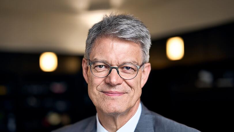 Für Minister Schnieder hängt mehr Pünktlichkeit nicht nur an Investitionen. (Archivbild) Für Minister Schnieder hängt mehr Pünktlichkeit nicht nur an Investitionen. (Archivbild)