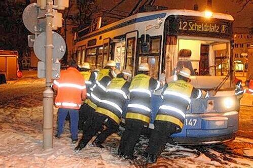 Mit vereinten Kräften wurde die Tram wieder auf die Gleisen geschoben
