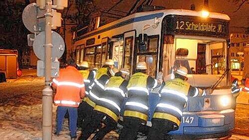 Mit vereinten Kräften wurde die Tram wieder auf die Gleisen geschoben Mit vereinten Kräften wurde die Tram wieder auf die Gleisen geschoben