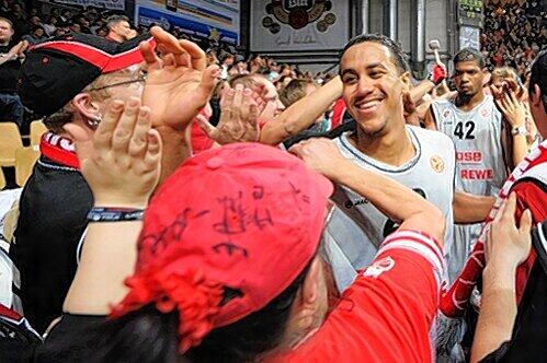 Bad in der begeisterten Menge: Bambergs gegen Piräus überragender Spieler Brian Robert.