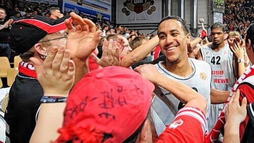 Bad in der begeisterten Menge: Bambergs gegen Piräus überragender Spieler Brian Robert. Bad in der begeisterten Menge: Bambergs gegen Piräus überragender Spieler Brian Robert.