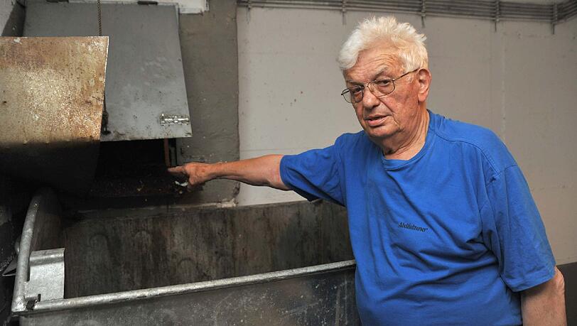 "Da waren sie drin": Rentner Oskar Schulz zeigt auf die Mülltonne, in der er die ersten entsorgten Briefe entdeckt hat. "Da waren sie drin": Rentner Oskar Schulz zeigt auf die Mülltonne, in der er die ersten entsorgten Briefe entdeckt hat.