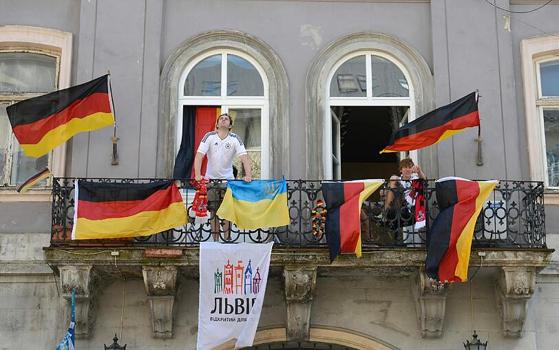 Deutsche Fans vor dem Portugal-Sieg - friedlich und fröhlich in Lemberg unterwegs.