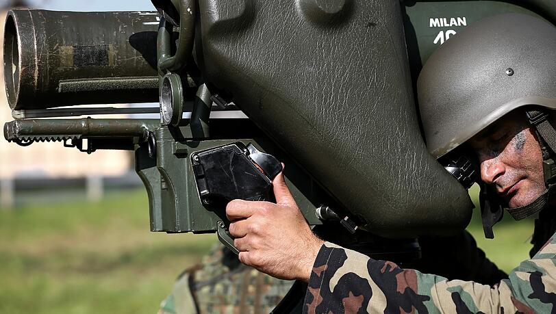 Hier trainiert ein kurdischer Soldat mit einer Panzerabwehrrakete des Typ Milan. Laut dem Militärischen Abschirmdienst (MAD) nutzen auch radikale Islamisten die Bundeswehr als Ausbildungscamp für den Dschihad. Hier trainiert ein kurdischer Soldat mit einer Panzerabwehrrakete des Typ Milan. Laut dem Militärischen Abschirmdienst (MAD) nutzen auch radikale Islamisten die Bundeswehr als Ausbildungscamp für den Dschihad.