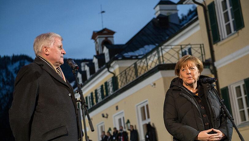 Der bayerische Ministerpräsident Horst Seehofer mit Bundeskanzlerin Angela Merkel während der CSU-Klausurtagung in Wildbad Kreuth. Der bayerische Ministerpräsident Horst Seehofer mit Bundeskanzlerin Angela Merkel während der CSU-Klausurtagung in Wildbad Kreuth.
