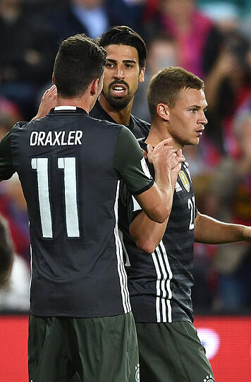 SAMI KHEDIRA NOTE 2:
Bei Juventus gut, weil torgefährlich in die Saison gestartet. Ballschlepper. Flankengeber zum 3:0.Gute Frühform, dynamisch, zweikampfstark. Sah Gelb wegen Haltens (49.).
