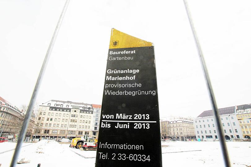 Marienhof: Auch wenn man sich&rsquo;s kaum vorstellen kann: Das Baureferat macht den gerade zur &bdquo;Oase im Stadtzentrum&ldquo;. Wo jetzt nur nasse Erde ist, soll bald ein Rollrasen hin &ndash; für die zukünftige Liegewiese. Darauf werden 70 Stühle in kleinen Gruppen und 37 Bänke platziert. Die Arbeiten haben am 18. März begonnen. Läuft alles planmäßig, können sich die Münchner ab Mitte Juni dort sonnen. Jedenfalls bis 2015. Sollte die zweite Stammstrecke gebaut werden, kommen wieder die Bagger.