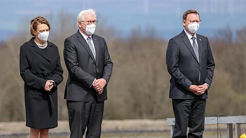 Steinmeier (M) nahm mit Thüringens Ministerpräsident Bodo Ramelow (Linke) an der Gedenkveranstaltung in dem ehemaligen Konzentrationslager nahe Weimar teil.
