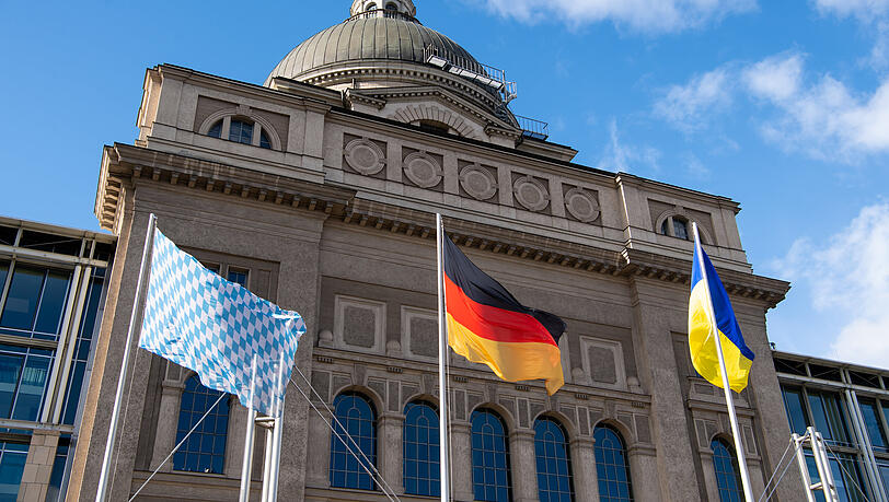 Die Ukraine-Flagge vor der Staatskanzlei. Die Ukraine-Flagge vor der Staatskanzlei.