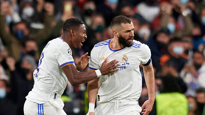 Real Madrids Angreifer Karim Benzema (rechts) lässt sich von Ex-Bayern-Profi David Alaba für seinen Treffer gegen Paris Saint-Germain feiern.