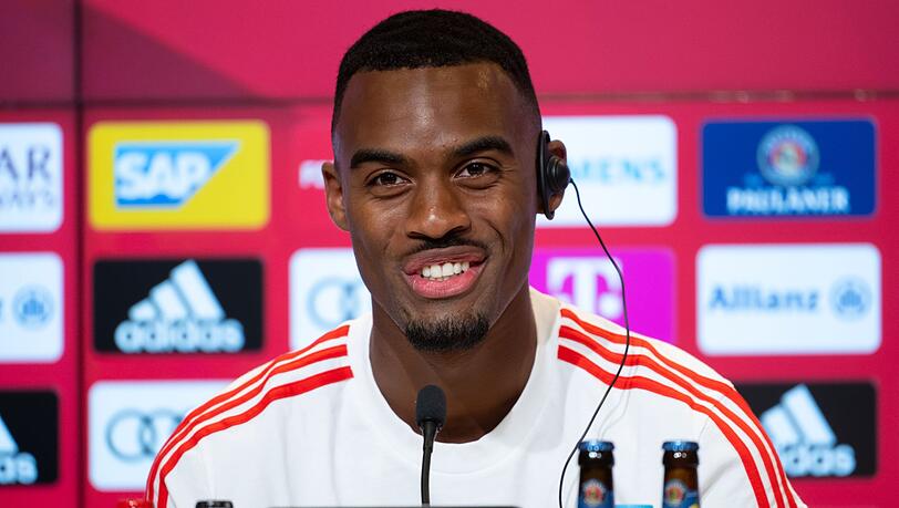 Ryan Gravenberch nimmt an einer Pressekonferenz teil. Er wechselt von Ajax Amsterdam zum FC Bayern.