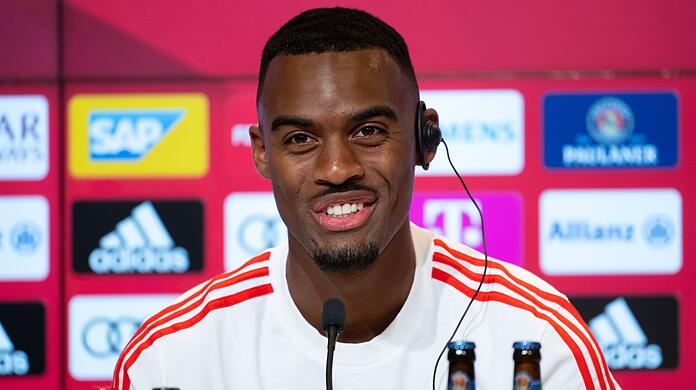 Ryan Gravenberch nimmt an einer Pressekonferenz teil. Er wechselt von Ajax Amsterdam zum FC Bayern.