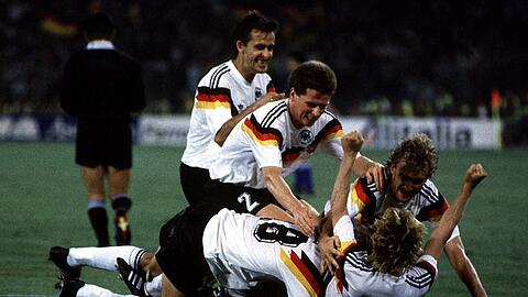 Eine weltmeisterliche Jubel-Traube: Jürgen Klinsmann, Pierre Littbarski, Stefan Reuter und Rudi Völler feiern Andreas Brehme nach dessen 1:0-Siegtreffer per Elfer im WM-Finale 1990 gegen Argentinien.