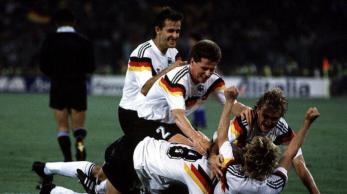 Eine weltmeisterliche Jubel-Traube: Jürgen Klinsmann, Pierre Littbarski, Stefan Reuter und Rudi Völler feiern Andreas Brehme nach dessen 1:0-Siegtreffer per Elfer im WM-Finale 1990 gegen Argentinien.