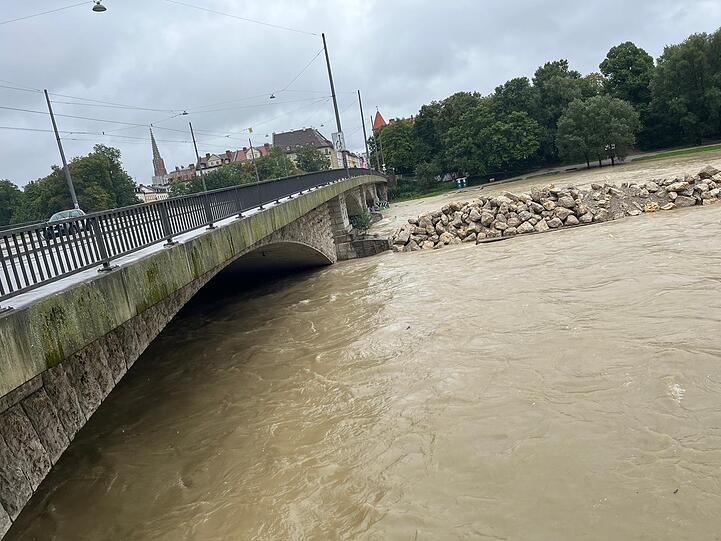 Isar-Bilder vom Dienstag – mit deutlich mehr Wasser als üblich.