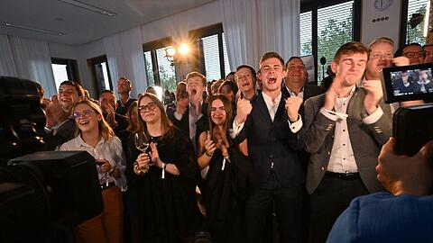 Anhänger der CSU reagieren bei der Wahlparty nach der Bekanntgabe der ersten Prognose zur Landtagswahl.