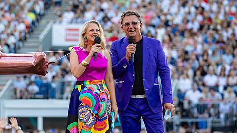 "Starnacht am Wörthersee": Barbara Schöneberger und Hans Sigl moderieren.