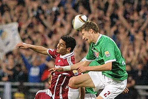 "In der Relegation  haben sie mich sehr beeindruckt": Der nach Augsburg ausgeliehene Leverkusener  Jens Hegeler im Kopfball-Duell mit Nürnbergs  Ilkay Gündogan.
