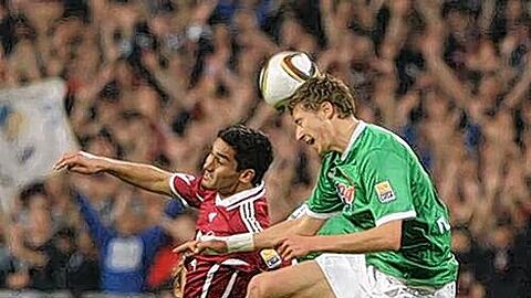 "In der Relegation  haben sie mich sehr beeindruckt": Der nach Augsburg ausgeliehene Leverkusener  Jens Hegeler im Kopfball-Duell mit Nürnbergs  Ilkay Gündogan.