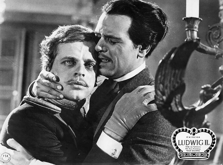 Die Ausstellung widmet sich auch dem Ludwig-Mythos. Hier ein Szenenbild aus dem Film mit O.W. Fischer und Klaus Kinski.