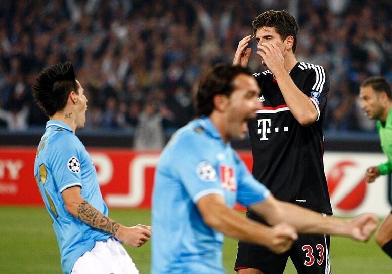 Er kann es nicht fassen: Bayerns Stürmer Mario Gomez (2.v.l.) nach seinem verschossenen Elfmeter. Die Napoli-Spieler freut&rsquo;s.