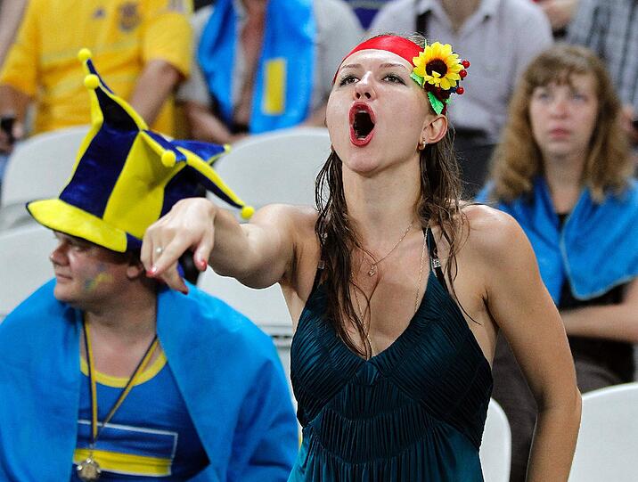 Ein heftiges Gewitter hat zu einer Unterbrechung der EM-Partie zwischen der Ukraine und Frankreich geführt. Die Bilder.