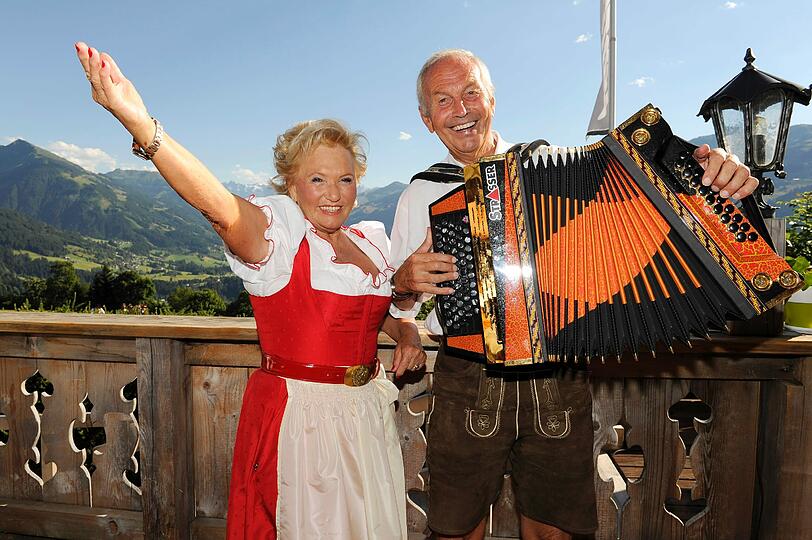 Rosi Schipflinger und Leo mit der Ziehharmonika.