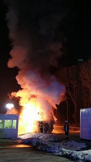 Am frühen Sonntagmorgen brannte ein Reisebus am Grenzübergang Walserberg komplett aus. Die Bilder vom Einsatz.