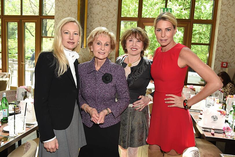 Constanze Hausmann mit Mutter Karin Stoiber sowie Dunja Siegel mit Tochter Giulia Siegel.