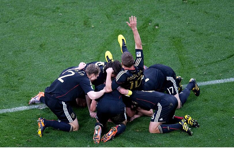 Argentinien abgeschossen: Löws Team gewinnt im WM-Viertelfinale 2010 mit 4:0 gegen Messi und Maradona.