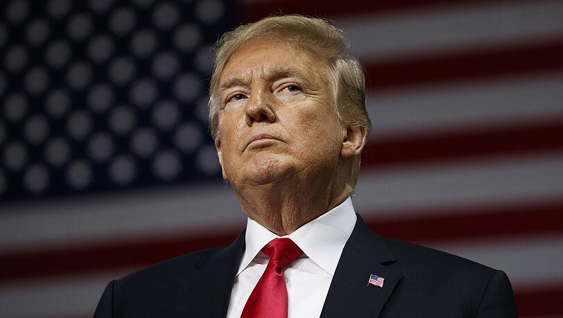 US-Präsident Donald Trump hört während einer Wahlkampfveranstaltung zu. US-Präsident Donald Trump hört während einer Wahlkampfveranstaltung zu.