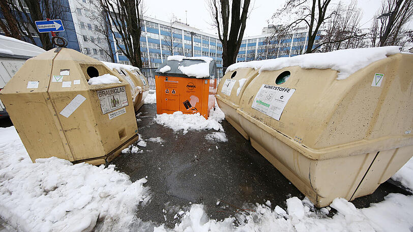 Eine sogenannte "Wertstoffinsel" in der Mühldorfstraße. In München ersetzen hier Verpackungs- und Alucontainer die Gelbe Tonne.
