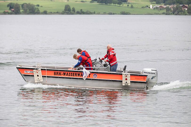 Zahlreiche Wasserwachten sowie Feuerwehr und Notarzt waren im Einsatz, um den gekenterten Angler aus dem Tachinger See zu bergen.