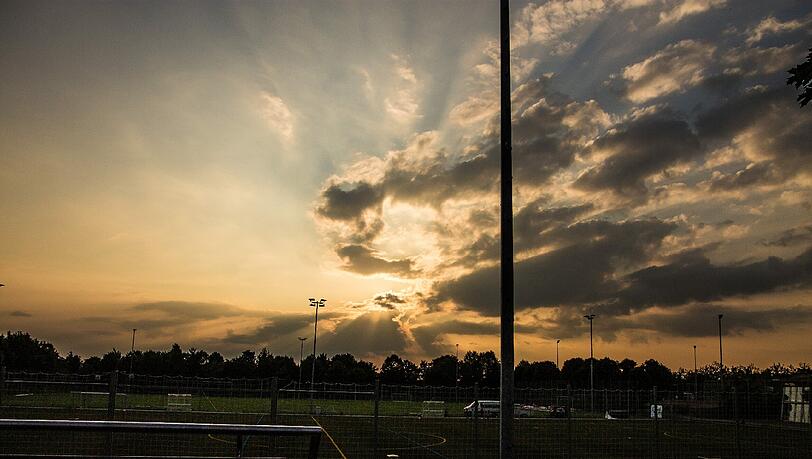 Ein wunderbarer Sonnenuntergang im Osten Münchens . Ein wunderbarer Sonnenuntergang im Osten Münchens .